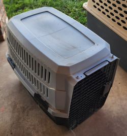 Medium Plastic Pet Travel Crate