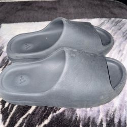 Yeezy Slides (Adidas)