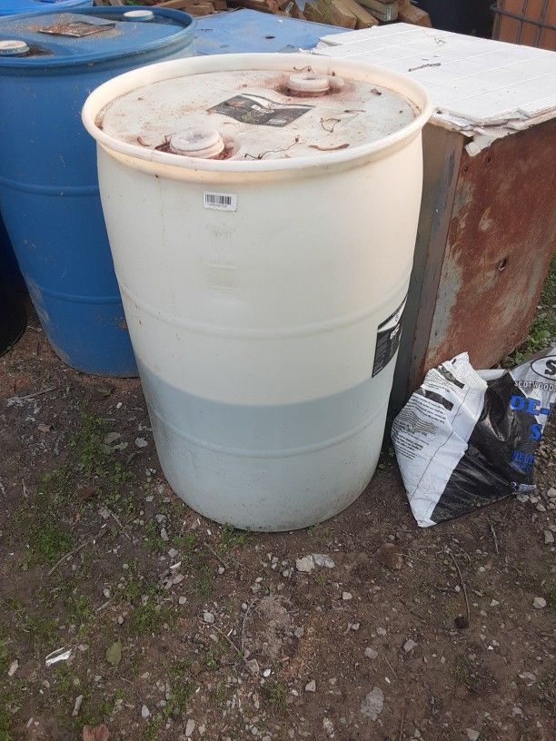 B52 IS HALF FULL AS SEEN IN PIC THE F15 DEGREASER AND THE STAIN AWAY INTERIOR VCLEANER O LY 10 GAL EACH GREAT FOR POWER WASHING OR DETAILING BUSINE