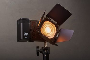 ZHIYUN MOLUS X100 RGB PRO PACKAGE