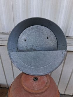 Metal hanging planter
