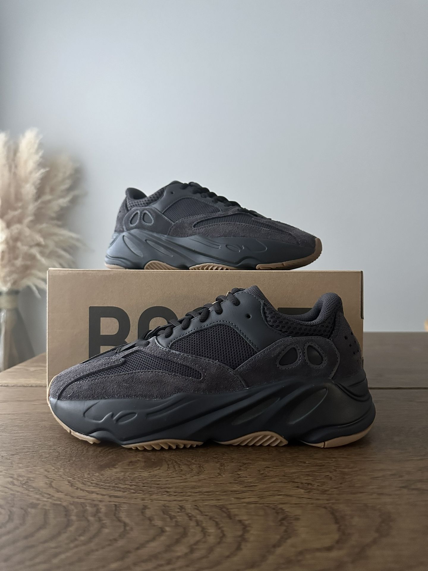 Yeezy Boost 700 utility Black 5.5M/6.5W - 8M/9W - 8.5M/9.5W