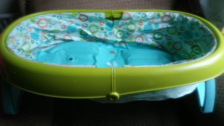 Inflatable bathtub that folds