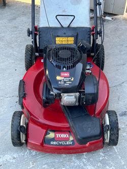 TORO Lawnmower Self Propelled Like New. Gas Powered Lawn Mower.