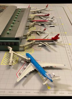 1:400 Gemini Jets Scale Model Airport Terminal, Mat and Jet Bridges