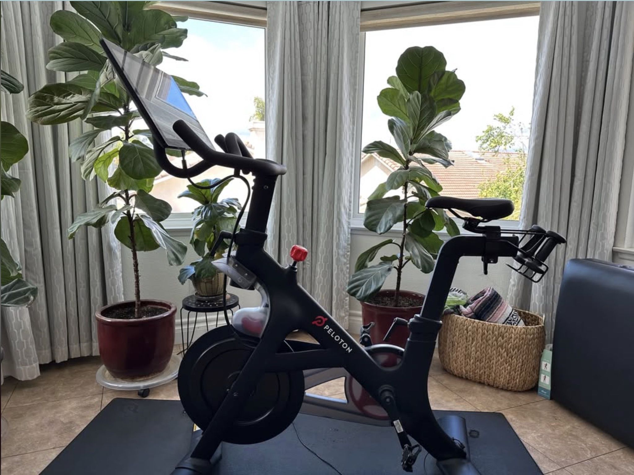 🚴‍♀️ FOR SALE: Peloton Bike + Mat + Weights + 2 Pairs of Shoes – Excellent Condition! 🚴‍♂️