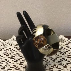 Nice Vintage Bangle featuring ceramic animal print and gold tone links. EUC