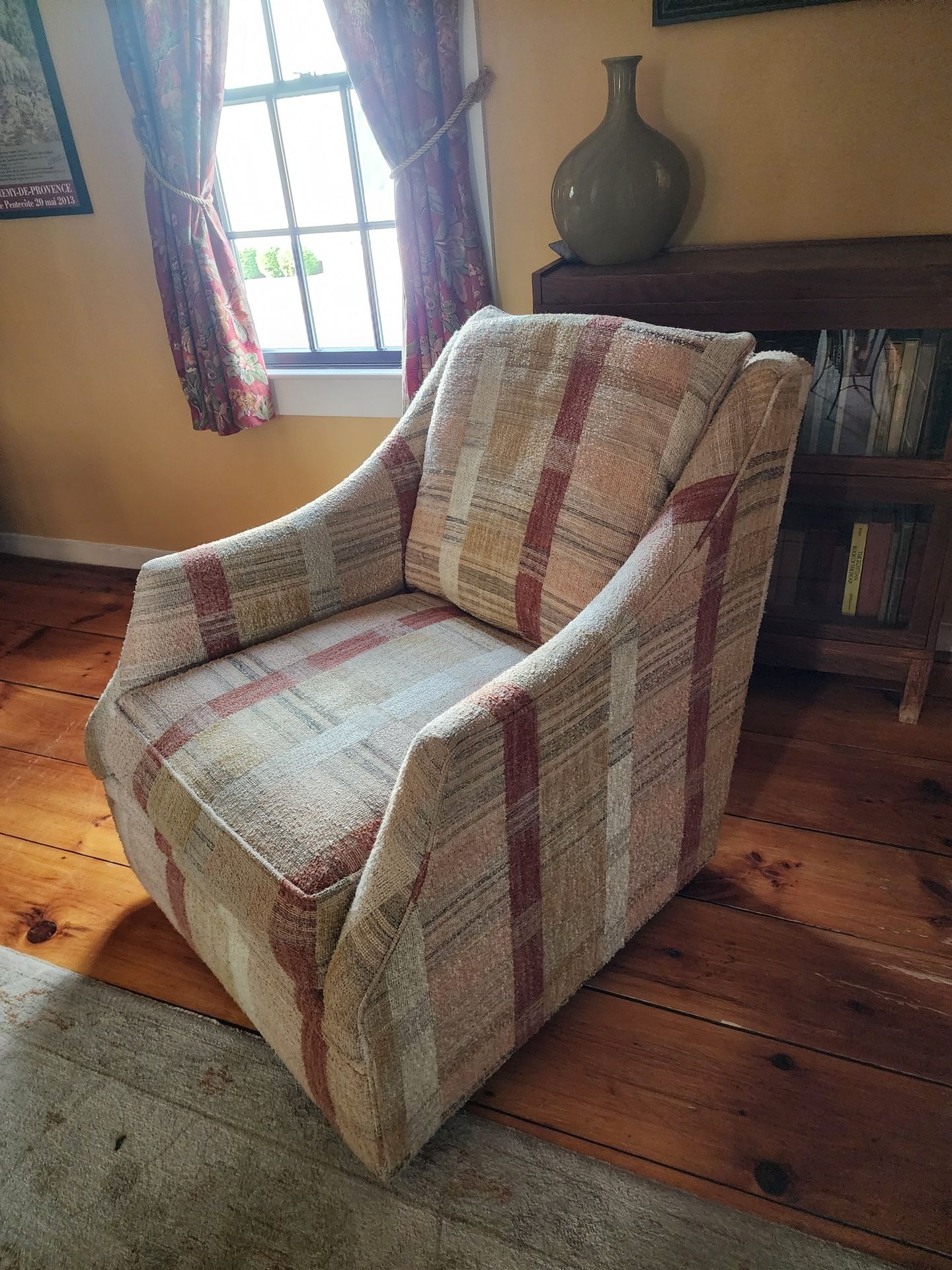 Boston Interiors Kara Swivel Chair W/ Warranty
