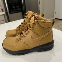 Nike Boots 5Y
