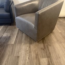 RH ITALIAN SHELTER ARM LEATHER CHAIR