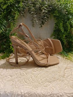Strappy sandal heels 👠
