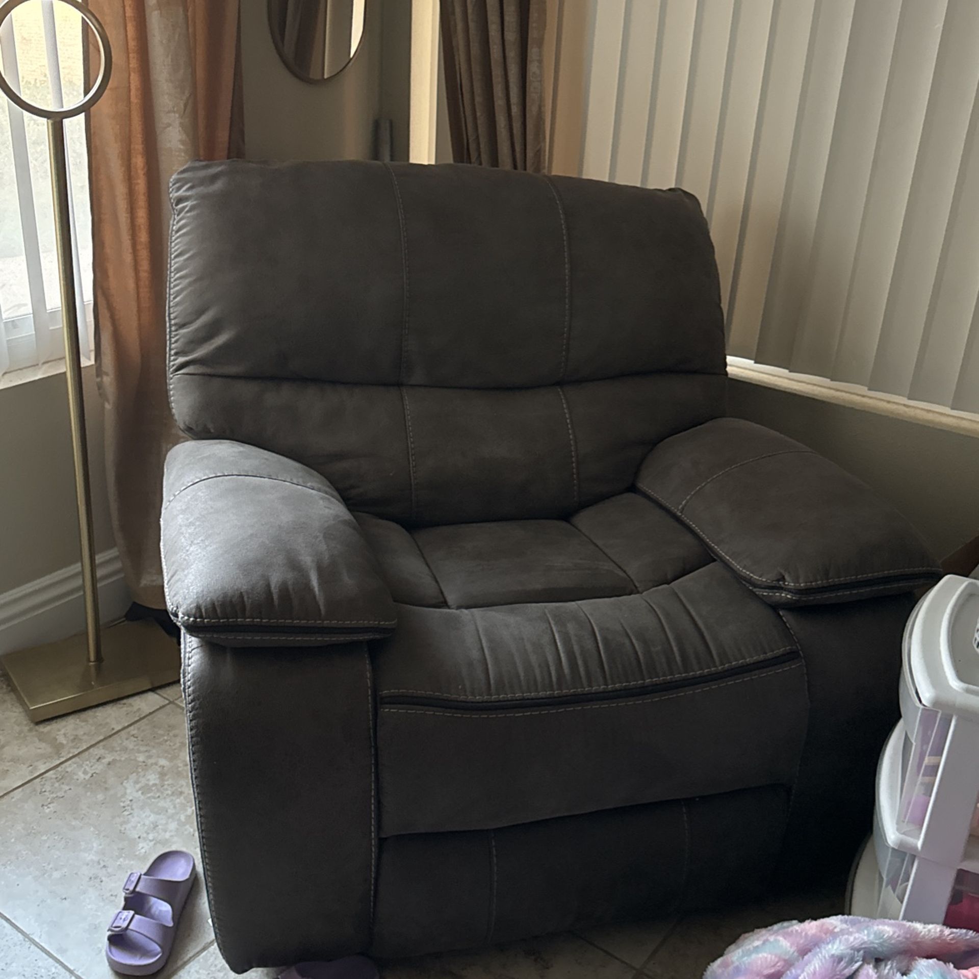 Jeromes’s Recliner for Sale in Riverside, CA OfferUp