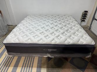 Helix Midnight Luxe King Mattress - LIKE NEW! Delivery Available