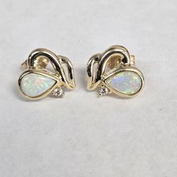 14kt Gold Opal Earrings