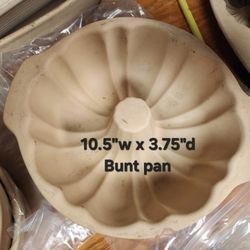 Pampered Chef Large Stoneware Bundt Pan