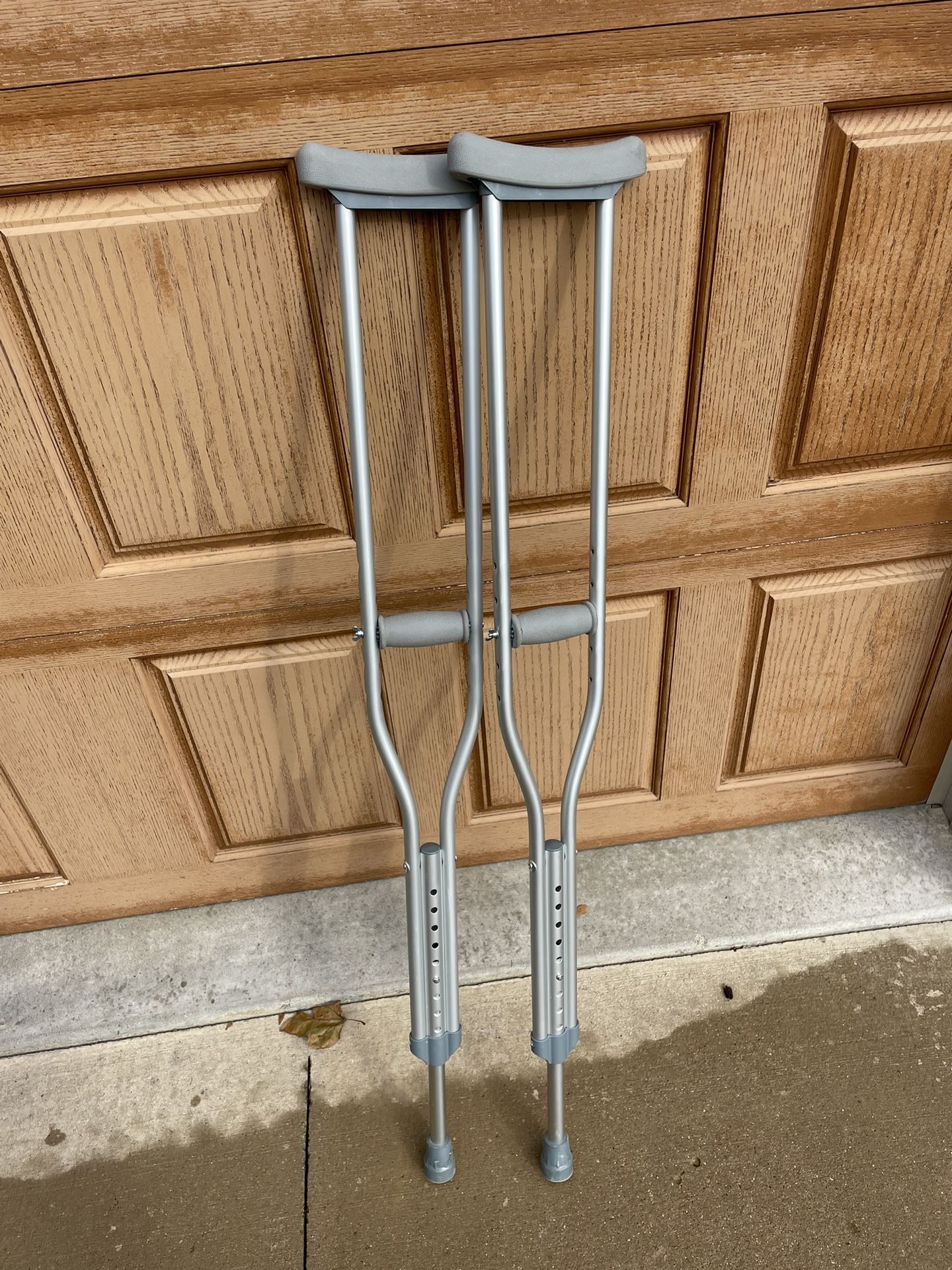 Crutches 5’2-5’10