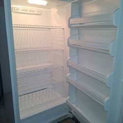 UPRIGHT FREEZER FRIGIDAIRE  FROST FREE  17 CUBIC FEET  LIKE NEW 