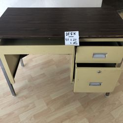 Desk good condition Drawers are working look at picture the dimensions thank you