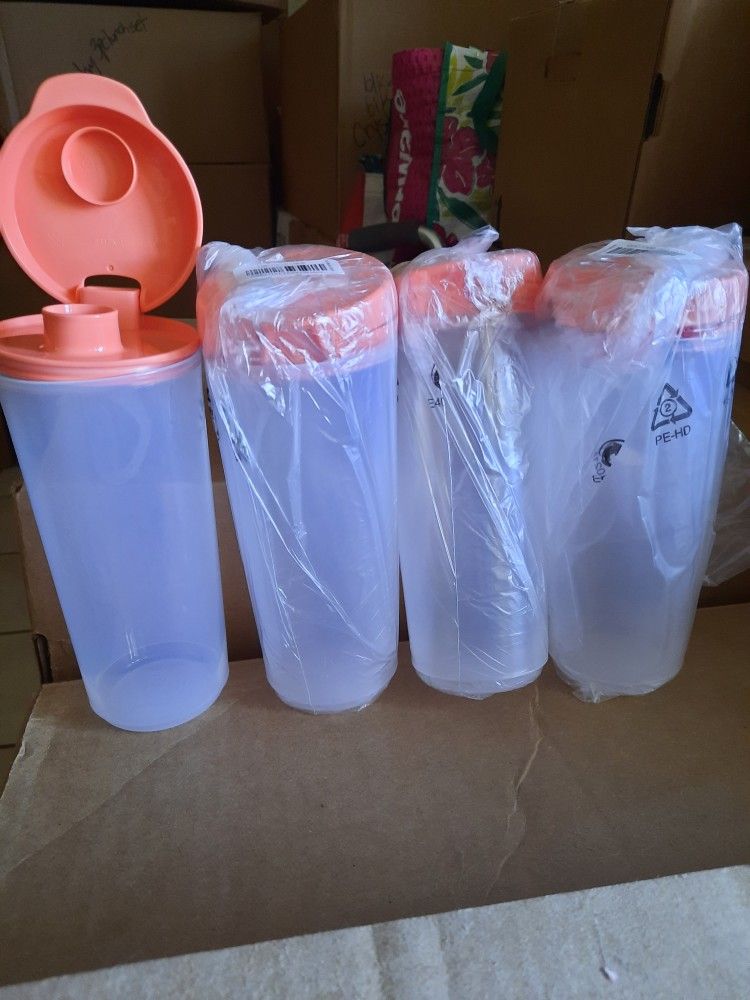 New Tupperware Bilingual Habló Español, Nuevo juego de 4 vasos con tapaderas por $28.00 ,effectivo y recogerlos solamente no entregas a Domicilio