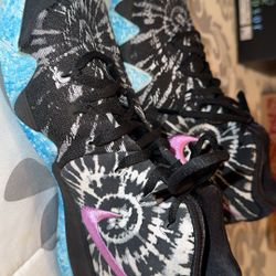pre owned size 5 youth kyrie 4’s tie dye edition 