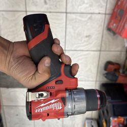 Milwaukee M12 Hammer Drill With Battery 