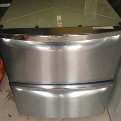 2 Sets Of Whirlpool/Maytag Pedestal Drawer.  For Any Whirlpool Or Maytag Front loading Washer Or Dryer Only. New Pedestal are Sold For $300 Each