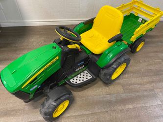 12 V Peg Perego John Deere Ground Force Extra-Large 12 Volt Ride-On Tractor with Trailer & FM Radio, Durable Design for Kids