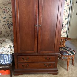 Solís Wood Armoire