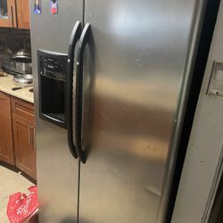 ICE COLD …. GE Refrigerator Side By Side Door Stainless Still With Ice Maker And Water Filter Dispenser  Big Capacity