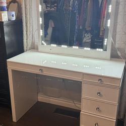 Lighted Makeup Vanity