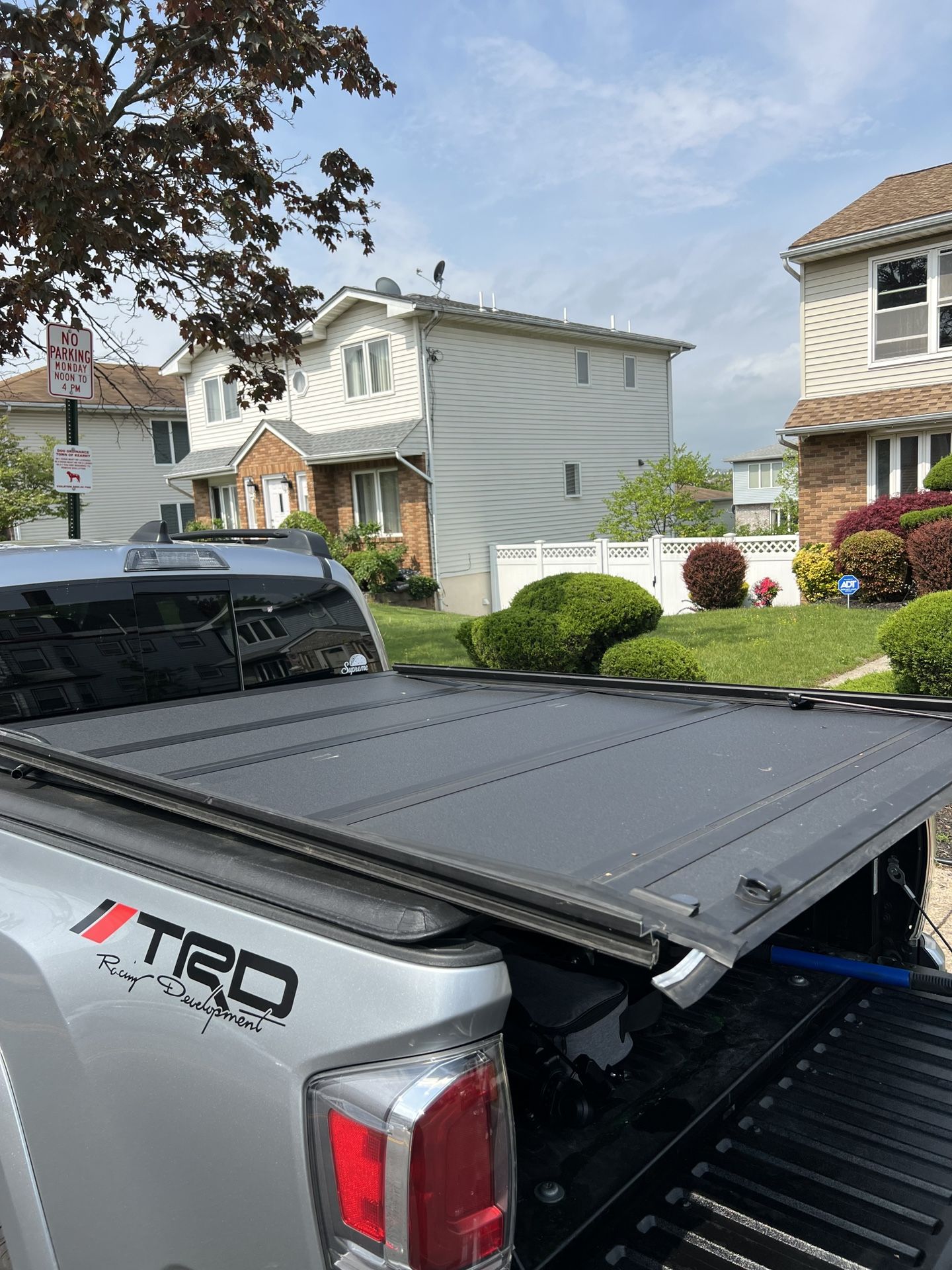 FOLDING TONNEAU COVER REALTRUCK BAKFLIP MX4 HARD