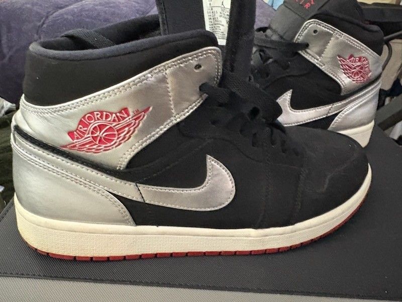 Air Jordan I Mid
Black/Metallic Silver