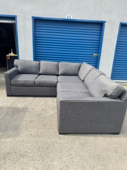 Living Spaces Sectional Couch 🛻 Delivery Available🛻