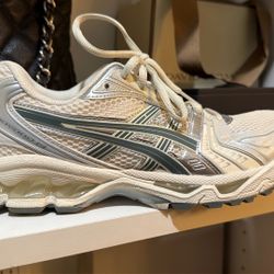 ASICS gel Kayano 14 Size 8. New 