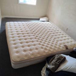  Saatva King Mattress Like New 