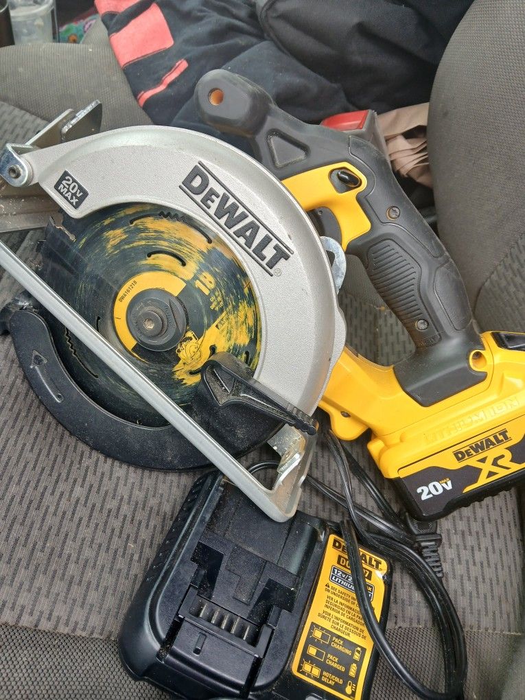 Dewalt 6"1/2 Circular Saw Baterie And Charger