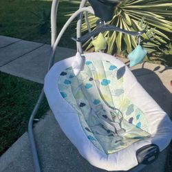 Graco Simple Sway Baby Swing - excellent condition!