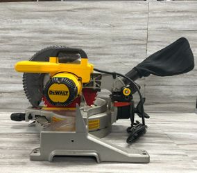DEWALT 15 Amp 10-in Compound Miter Saw DWS713 (PO1020945)