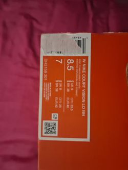 Nike womes 8.5 mint/ white court vision