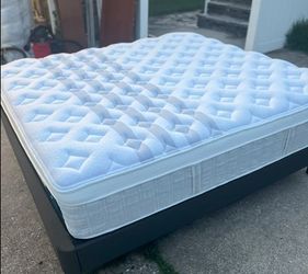 Leesa, Sapira Chill Hybrid Mattress, King, Firmness: Firm Like New, Excellent Condition