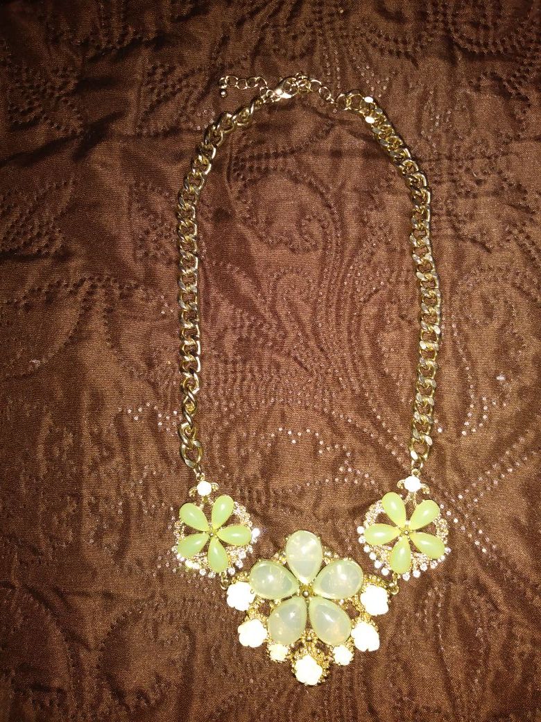 Collar dorado con verde/menta