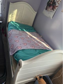 White twin bed