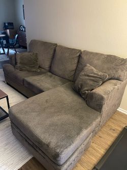 couch with reversible chaise  + 2 pillows