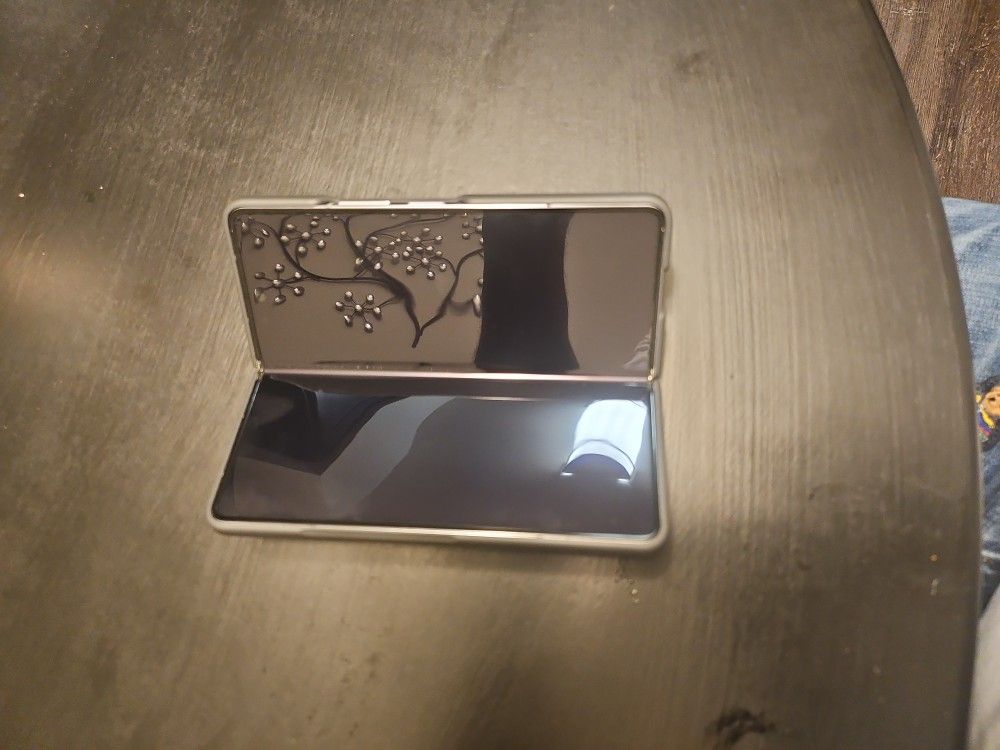 Samsung Z Fold 5 https://offerup.com/redirect/?o=aHR0cHM6Ly9zcXVhcmUubGluay91L0FWSklNNlpl