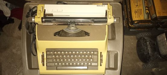 Royal Medallion Type Writer