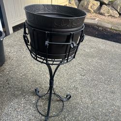 Beautiful Metal 4’ Plant Flower Stand Plus Pot