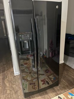 GE referigerator black fridge/freezer with ice maker water dispenser