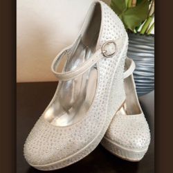 Delicacy Silver shimmery wedge heels Size 8 1/2- Halloween Unicorn | Angel | Mermaid Costume đŚđâ¨ď¸
