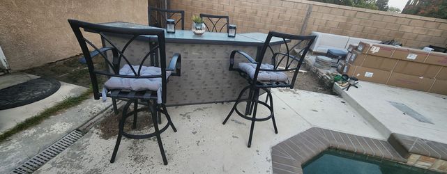 Outdoor bar table high top with Barstools