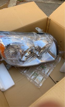2005-2009 4runner Right Pass Headlight (new)
